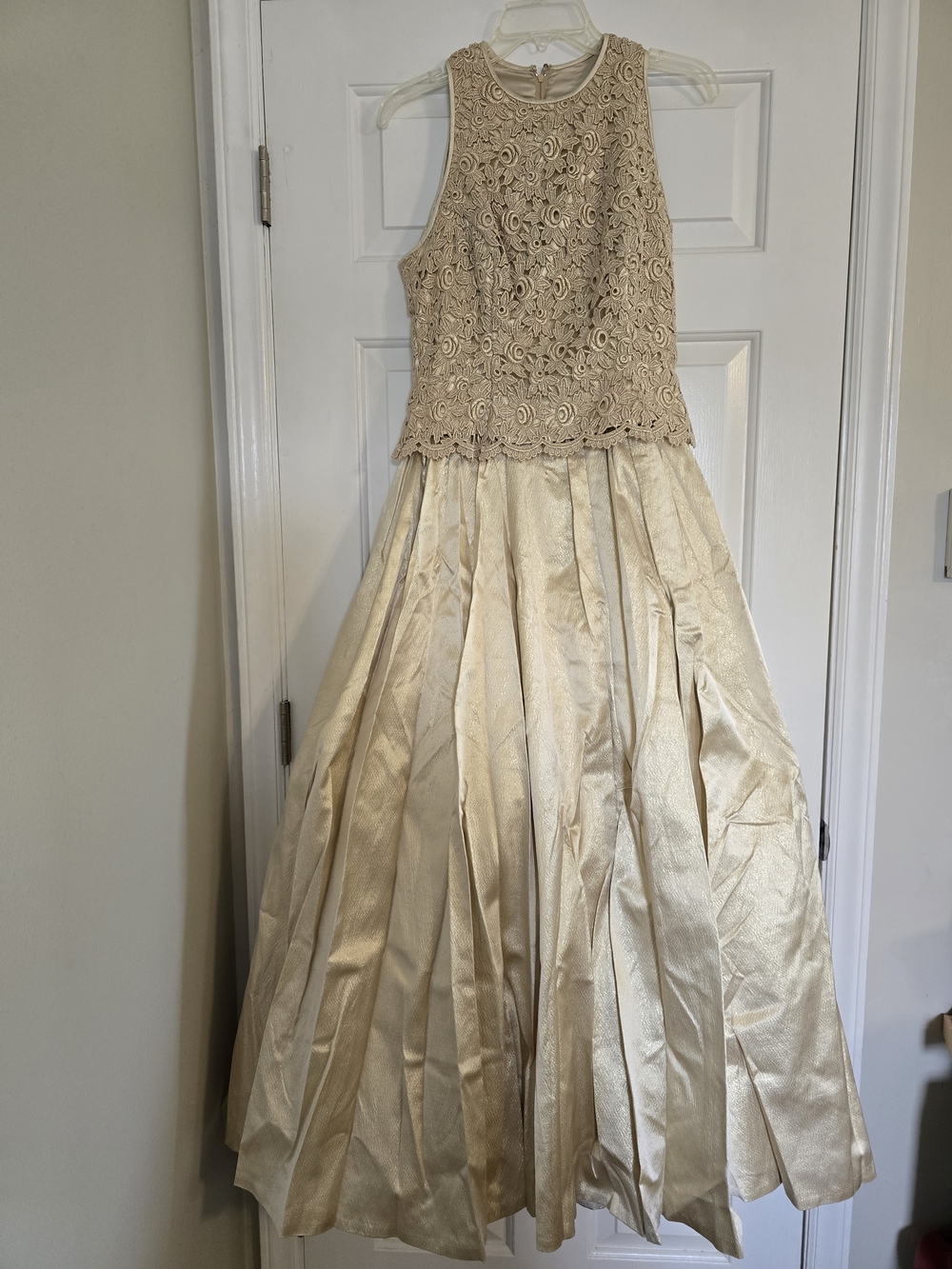 Beautiful Women's Jessica McClintock Formal Gold Gown W/ Wrap- Size 8